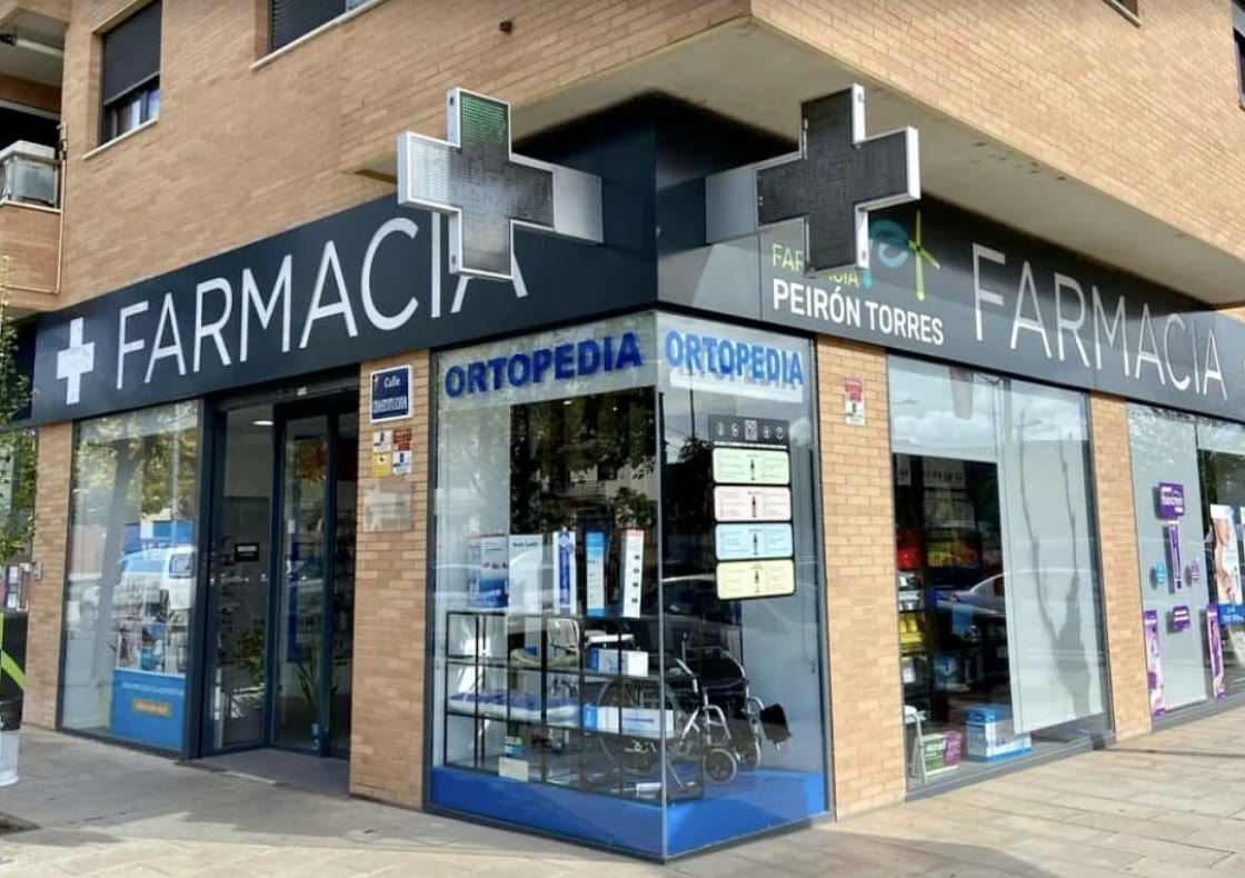 Fachada en esquina de Farmacia Peirón Torres en la calle Constitución de Binéfar