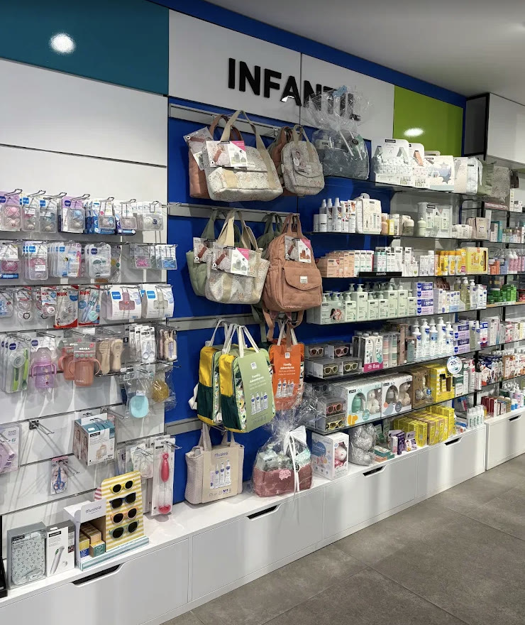 Sección infantil de la farmacia: chupetes, biberones, leches y cuidado del bebé
